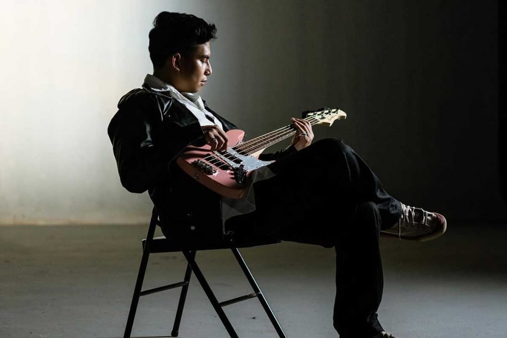 “4 Bassist Favorit Okin: Mengenal Inspirasi dan Gaya Bermain Mereka”