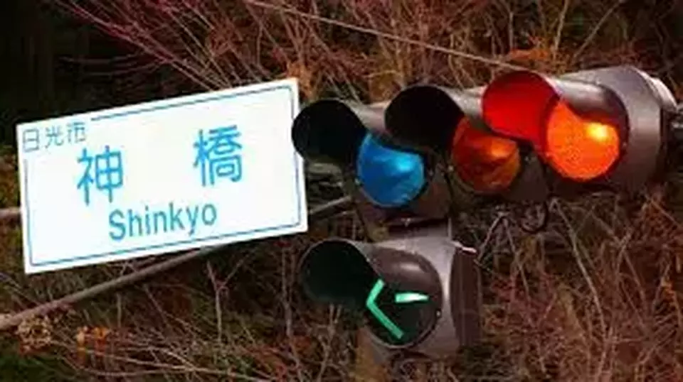 Kenapa Lampu Hijau di Jepang Justru Terlihat Biru? Ini Alasannya!