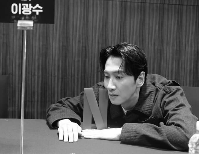 Lee Kwang Soo: Pacar Perhatian dan Romantis di Balik Karakter Humorisnya