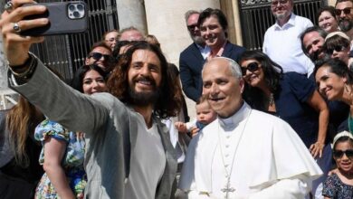 Pemeran Yesus dalam The Chosen Berjumpa Paus di Vatikan: Momen Bersejarah