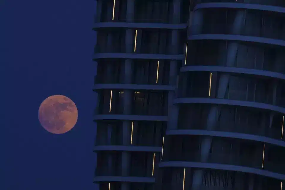 Puncak Strawberry Moon 2025: Kapan dan Cara Menyaksikannya?