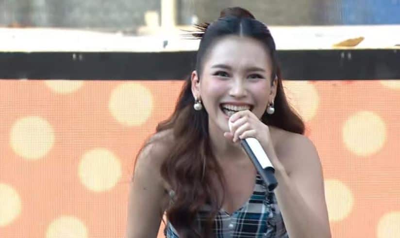 Ayu Ting Ting Panaskan Konser Jakarta dalam Warna di Bundaran HI, Penonton Bergoyang!