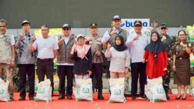 BULOG dan TNI Salurkan Bantuan Pangan dalam Gerakan Pangan Murah Nasional