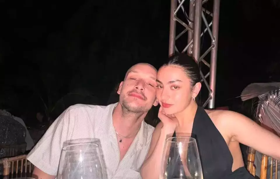Charli XCX Resmi Menikah dengan Drummer The 1975 Setelah 3 Tahun Pacaran