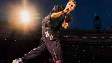 Chris Martin Beri Peringatan Kocak soal Kiss Cam Usai Drama Viral Konser Coldplay