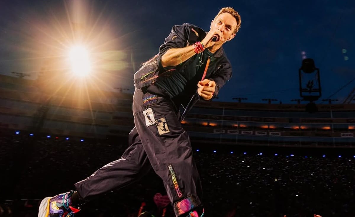 Chris Martin Beri Peringatan Kocak soal Kiss Cam Usai Drama Viral Konser Coldplay