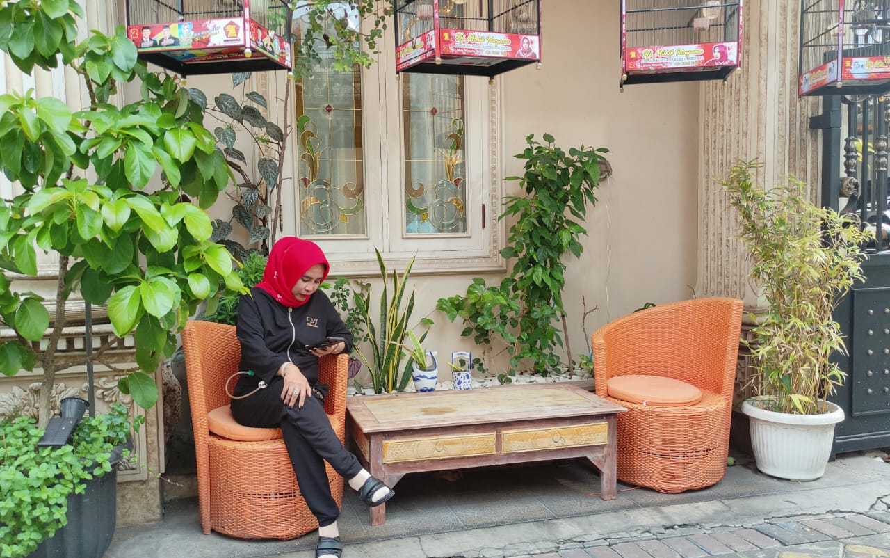 Dikabarkan Sakit Keras, Wakil Bupati Mimik Idayana Asyik Kasih Makan Burung