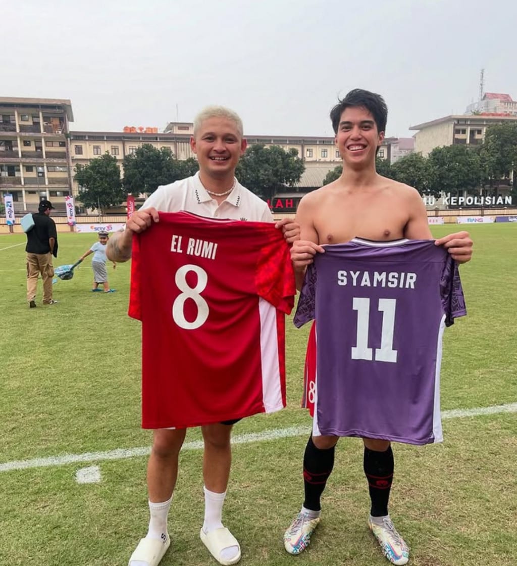 El Rumi Ribut dengan Syamsir Alam di Lapangan, Akhiri dengan Bertukar Jersey