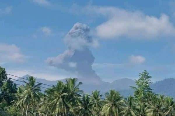 Gunung Dukono Meletus Pagi Ini, Muntahkan Kolom Abu Hingga 1,7 Km