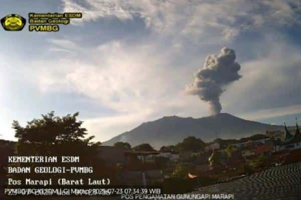 Gunung Marapi Meletus Pagi Ini, Muntahkan Abu Hingga 1,6 Km ke Langit