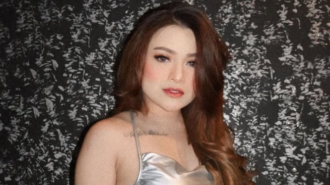 Heboh! Nathalie Holscher Pamer Kasur Berisi Tumpukan Duit, Janda Menyala