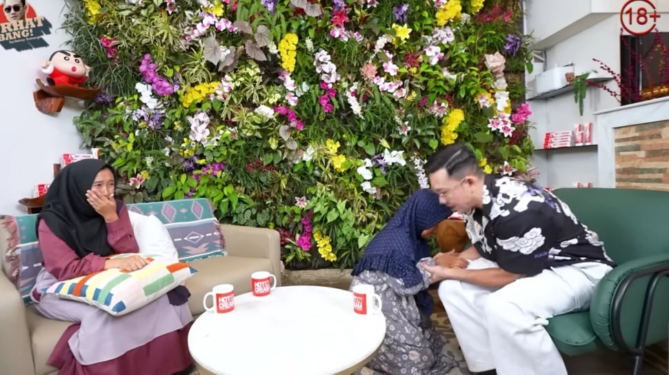 Ibu Bersimpuh di Depan Denny Sumargo: Anaknya Tewas Mengenaskan di Tulang Bawang