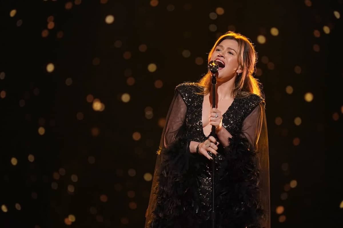Kelly Clarkson Tunda Pembukaan Residency di Las Vegas untuk Lindungi Suara