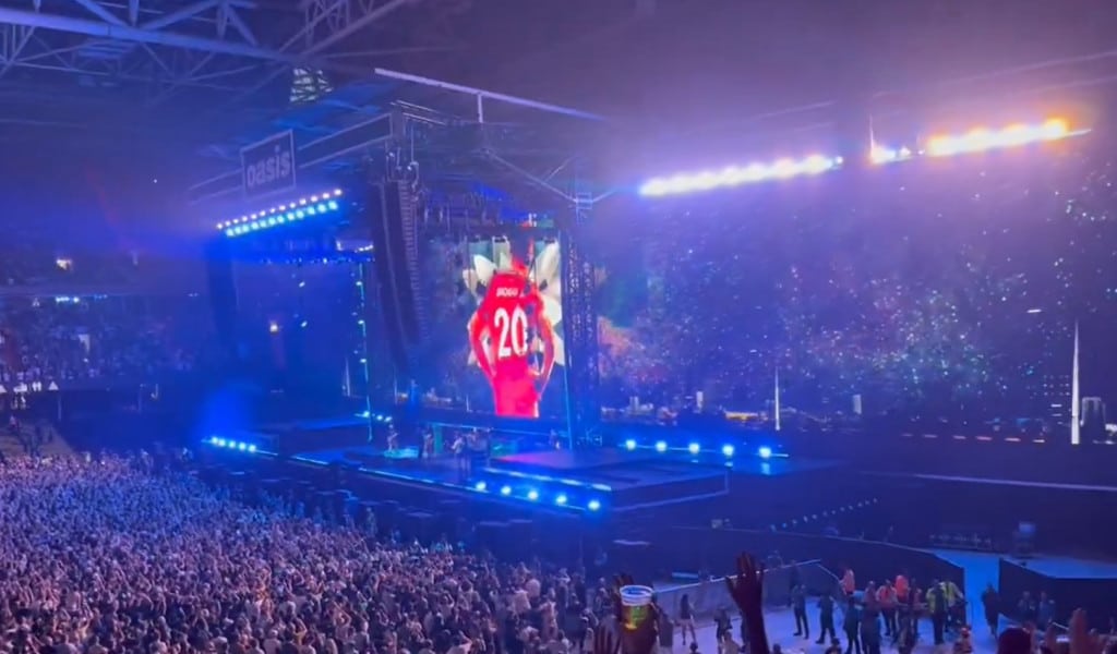 Lirik ‘Live Forever’ Oasis Dihadirkan untuk Diogo Jota dalam Konser Reuni