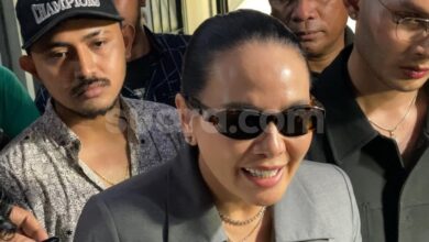 Nikita Mirzani Diacungkan Jari Tengah, Fitri Salhuteru Tetap Tenang dan Santai