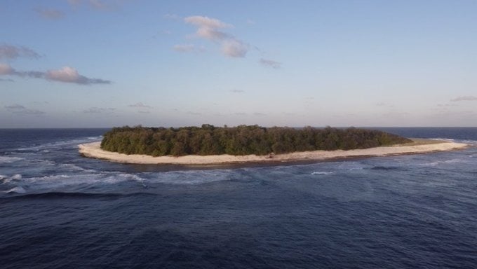 Penyelam Bagikan Video Keberadaan Pulau Berlubang di Tengah Laut