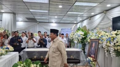 Prabowo Beri Penghormatan Terakhir untuk Ekonom Kwik Kian Gie