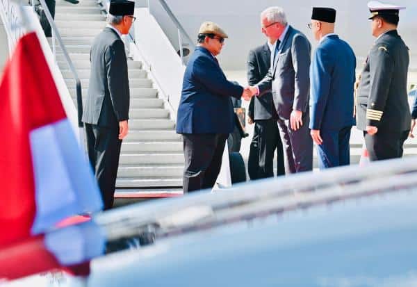 Prabowo Tampil Nyentrik dengan Topi Flat Cap Setibanya di Belgia, Lihat Fotonya!