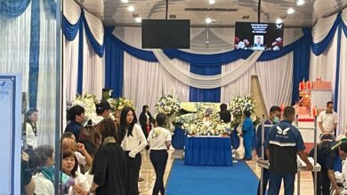 Ritual Linwuk Sarwendah Jelang Kremasi Jenazah Sang Ayah, Penuh Haru