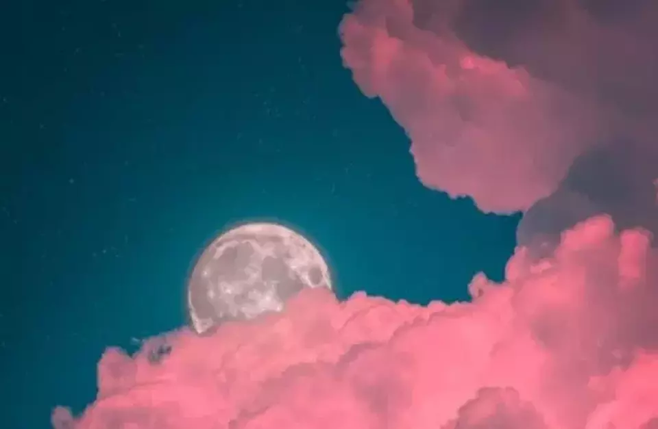 Serasa Diikuti Bulan Saat Berjalan? Simak Alasan Ilmiahnya!