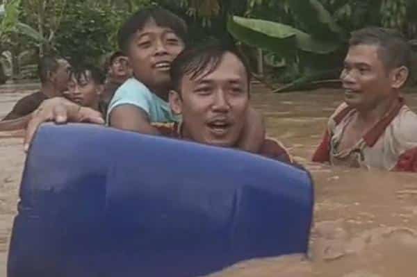 Tanggul Sungai Jebol, Banjir 2 Meter Rendam Permukiman Warga Tanggamus