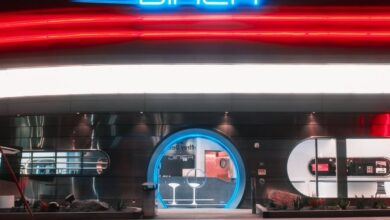 Tesla Buka Restoran Futuristik, Robot Optimus Sambut Pengunjung dan Beri Popcorn