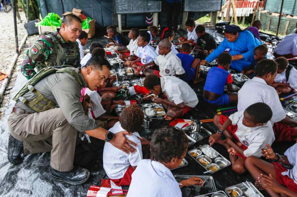 Warga Nduga Papua Terima Bantuan Makanan Bergizi dan Obat-obatan Kesehatan