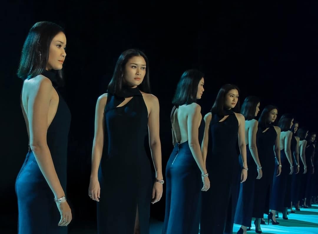 "A Normal Woman: Kisah Perempuan Sempurna yang Tersesat di Harapan Orang Lain"