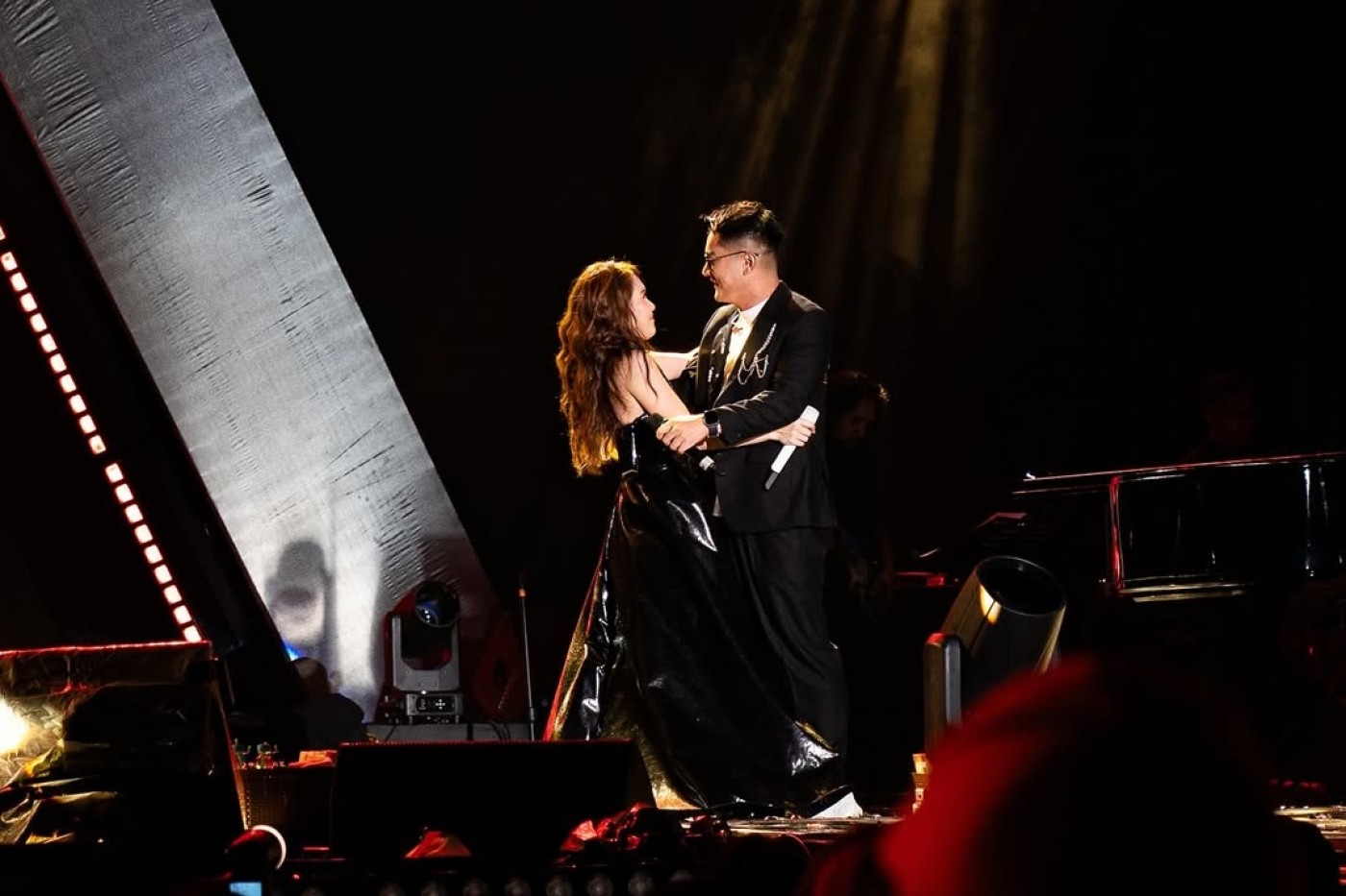 Ayu Ting Ting Terima Kecup Mesra dari Boy William di Konser: 'I'm Proud of You'