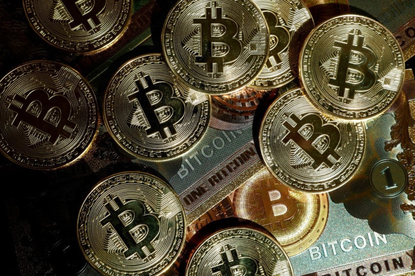 Badai Koreksi Menerpa Bitcoin: Investor Ritel Panik Jual, Paus Serok Cuan