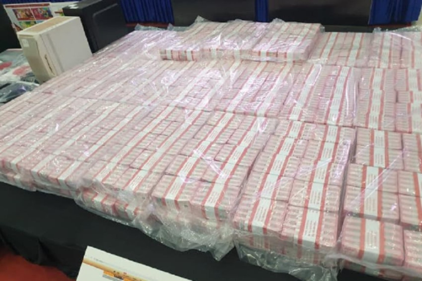 Bareskrim Pamerkan Tumpukan Uang Rp154,3 Miliar Sitaan Judi Online