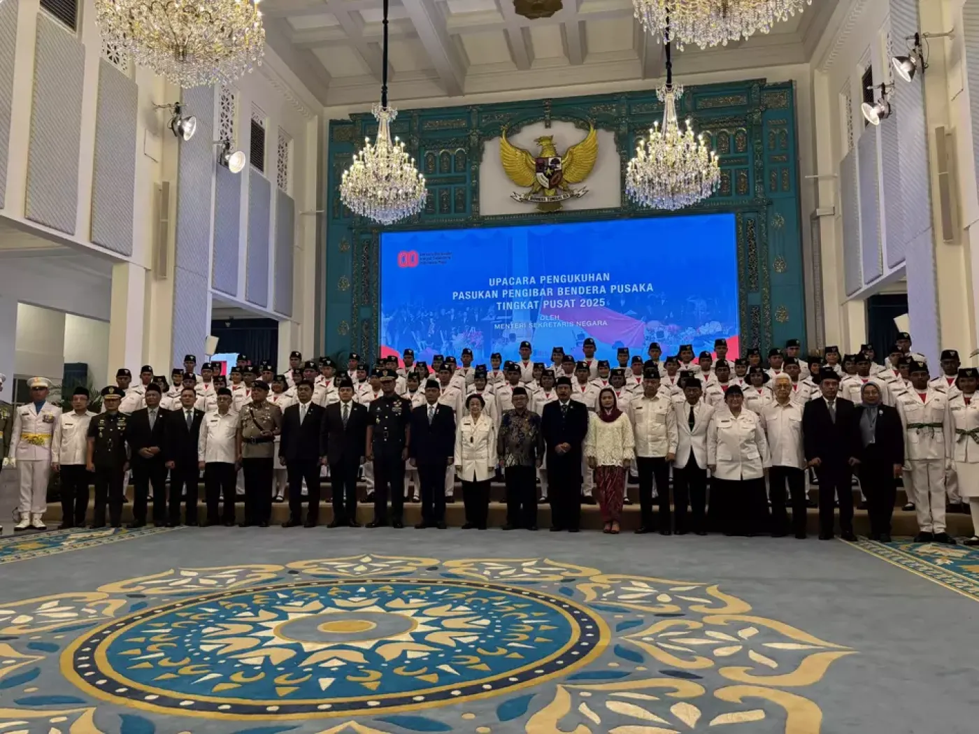 Dihadiri Megawati, Mensesneg Prasetyo Hadi Kukuhkan Paskibraka 2025