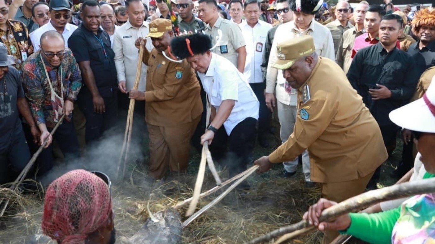 Hadiri Acara Bakar Batu, Mendagri dan Menteri PKP Dialog dengan Masyarakat Papua