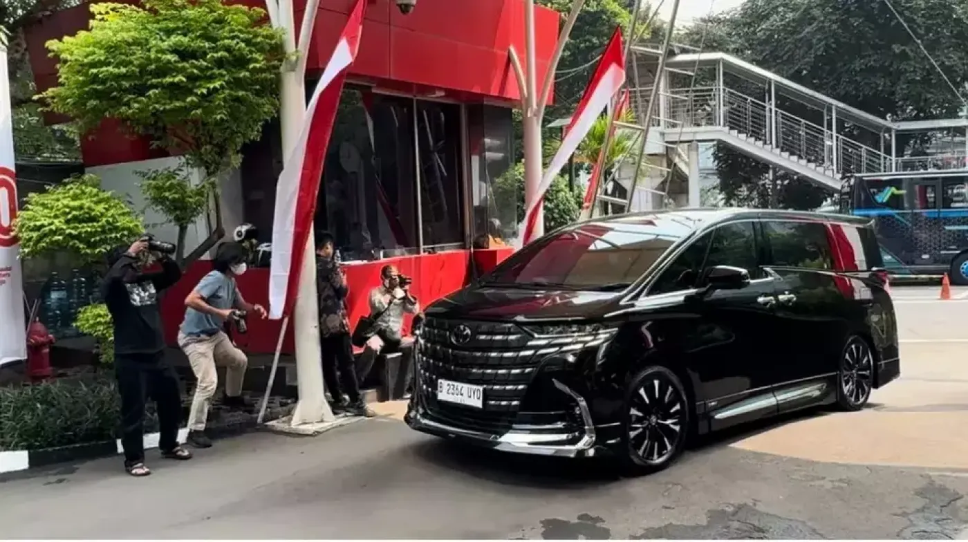 KPK Sita Mobil Alphard dan 4 Hand Phone dari Rumah Dinas Eks Wamenaker Noel