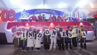 Karnaval Kemerdekaan: Kemenkomdigi Pamer Ponsel Raksasa dan Robot AI