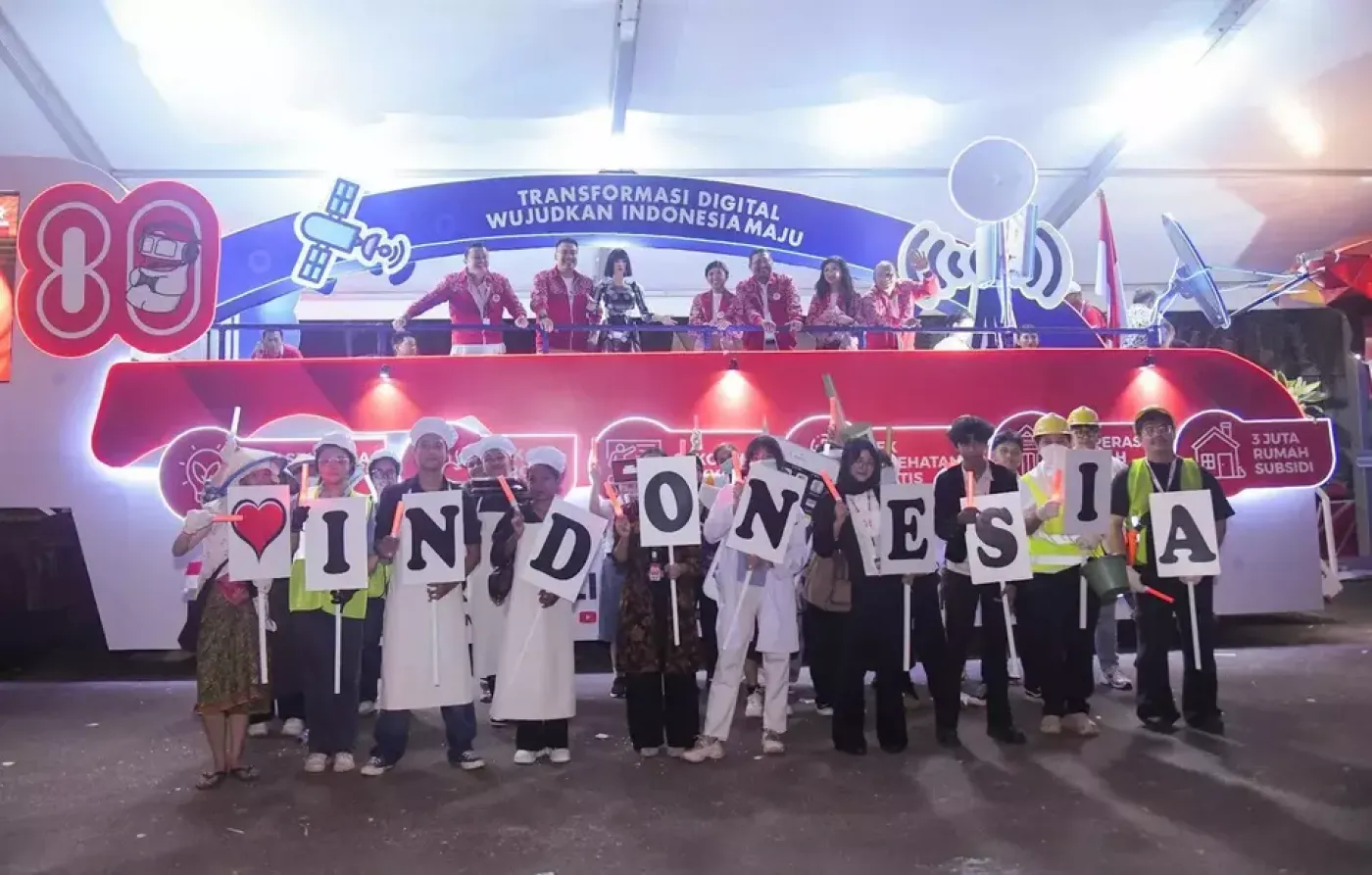 Karnaval Kemerdekaan: Kemenkomdigi Pamer Ponsel Raksasa dan Robot AI