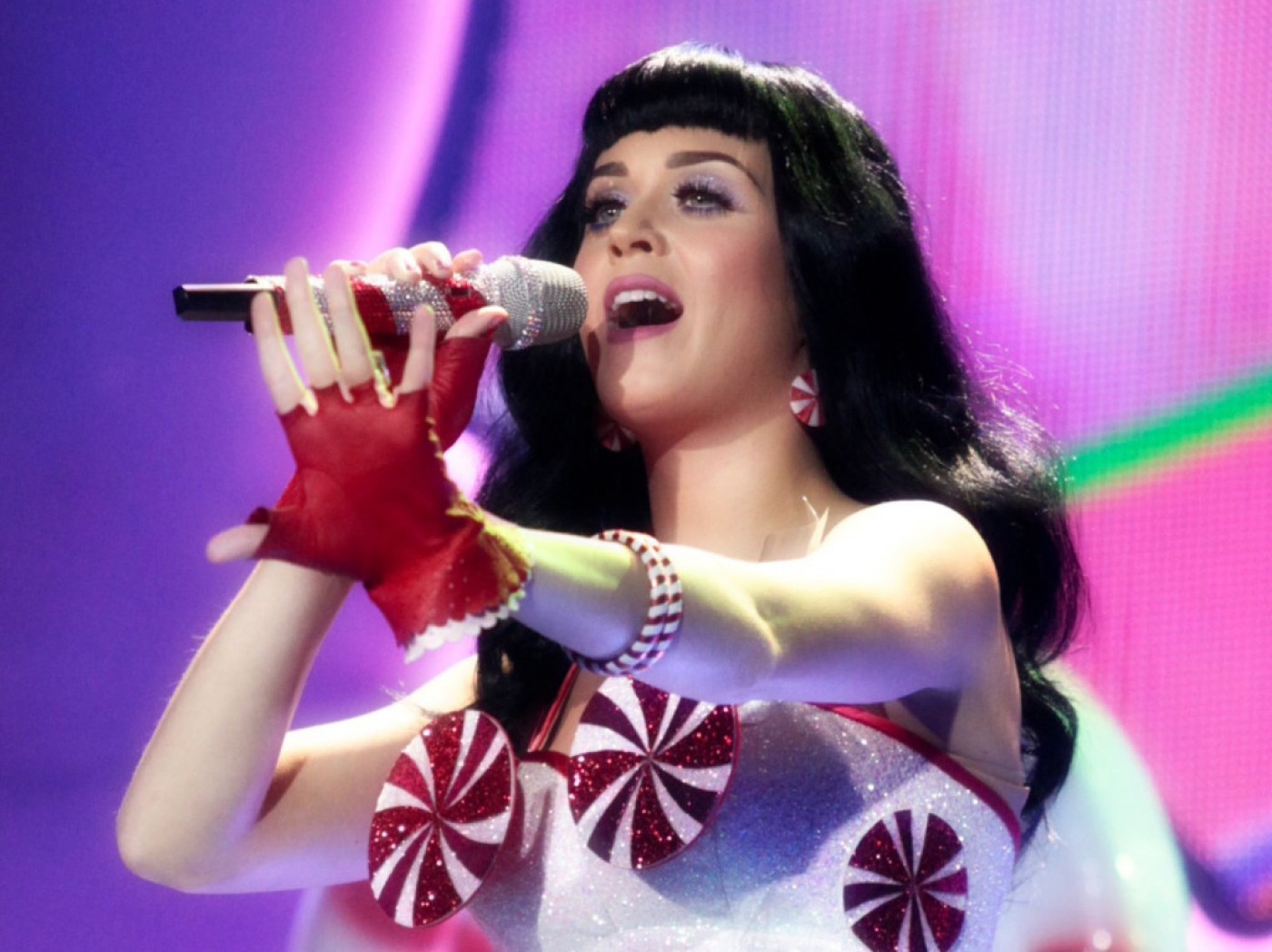 Katy Perry Pimpin Doa untuk Penggemar Pingsan di Konsernya, Ciptakan Momen Haru
