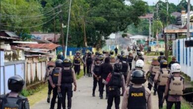 Kericuhan Sorong: Massa Blokade Jalan, Bentrok dengan Aparat, Rusak Rumah Kajari