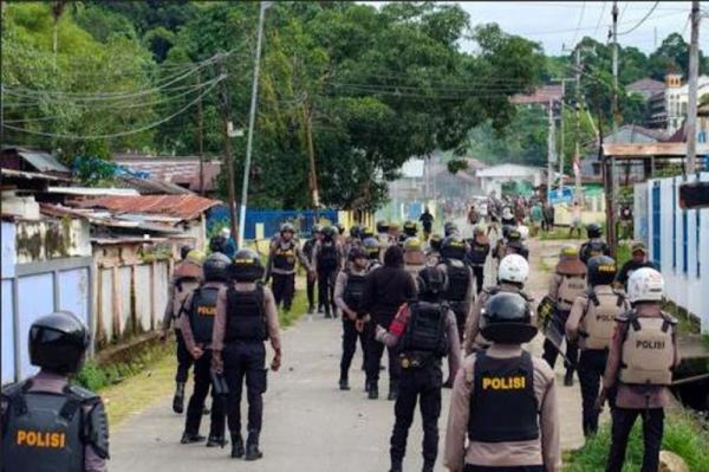 Kericuhan Sorong: Massa Blokade Jalan, Bentrok dengan Aparat, Rusak Rumah Kajari