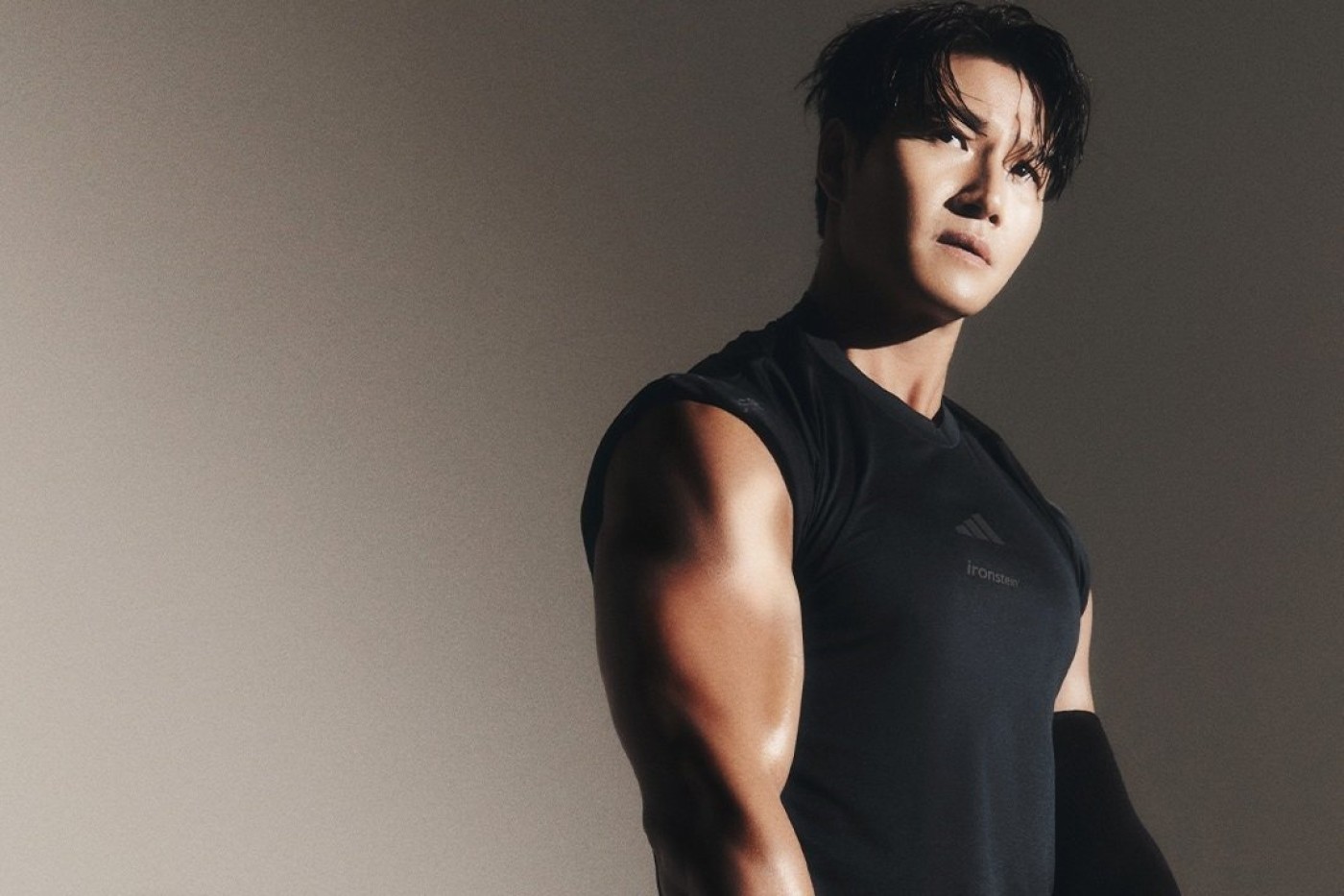 Kim Jong Kook Umumkan Pernikahan Melalui Surat Tangan untuk Fansnya