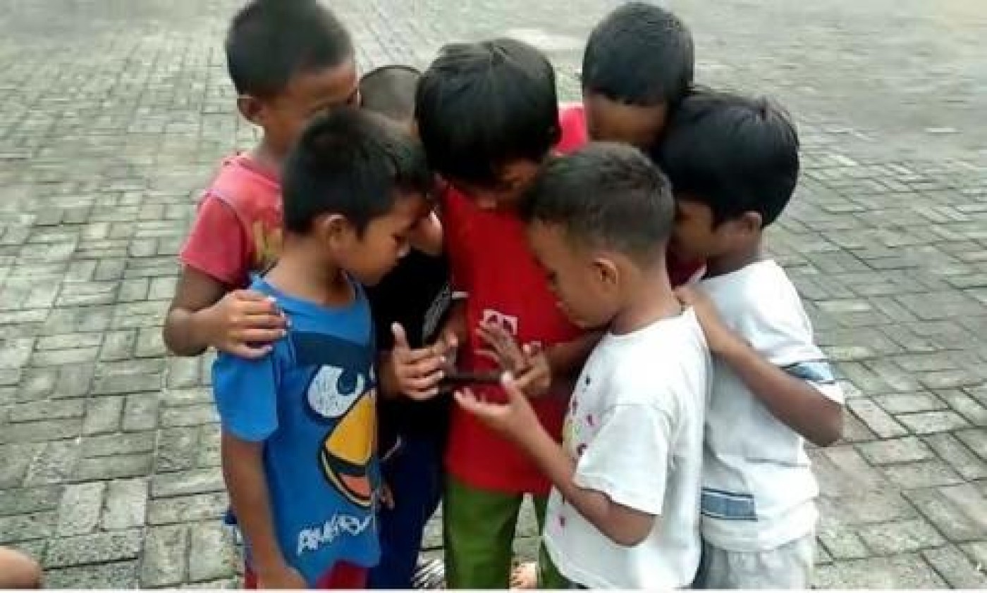 Komdigi Wajibkan Verifikasi Usia di Media Sosial untuk Lindungi Anak