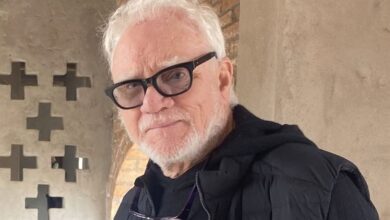 Malcolm McDowell Kritik 'Emily in Paris', Puji Aksi Lily Collins