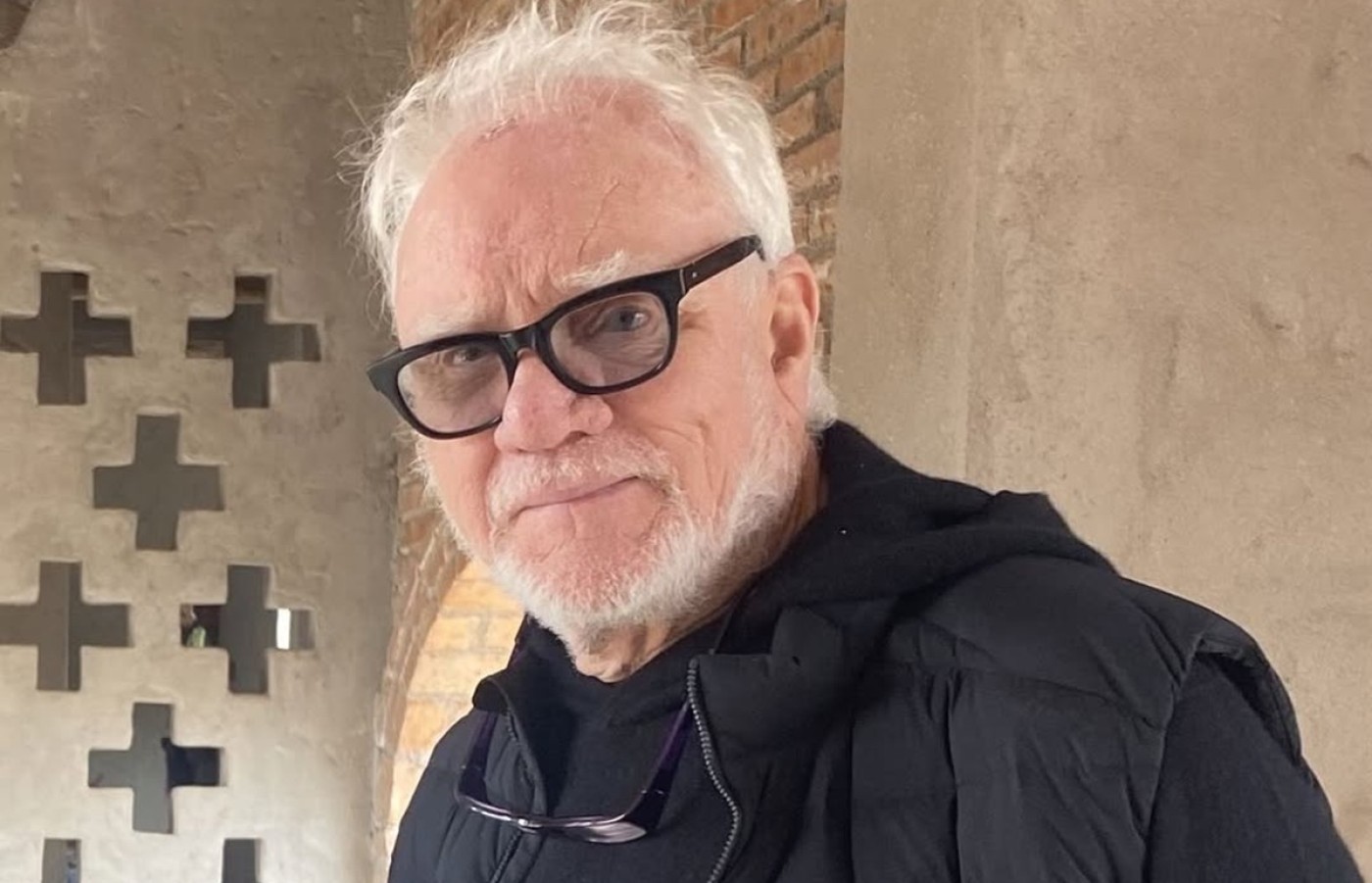 Malcolm McDowell Kritik 'Emily in Paris', Puji Aksi Lily Collins