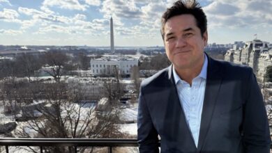 Mantan Superman Dean Cain Dilantik Jadi Petugas Kehormatan ICE