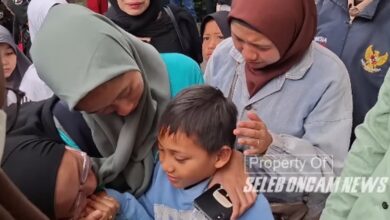 Momen Pilu Putra Mpok Alpa Dikuatkan Guru di Rumah Duka: Semangat Sekolah!
