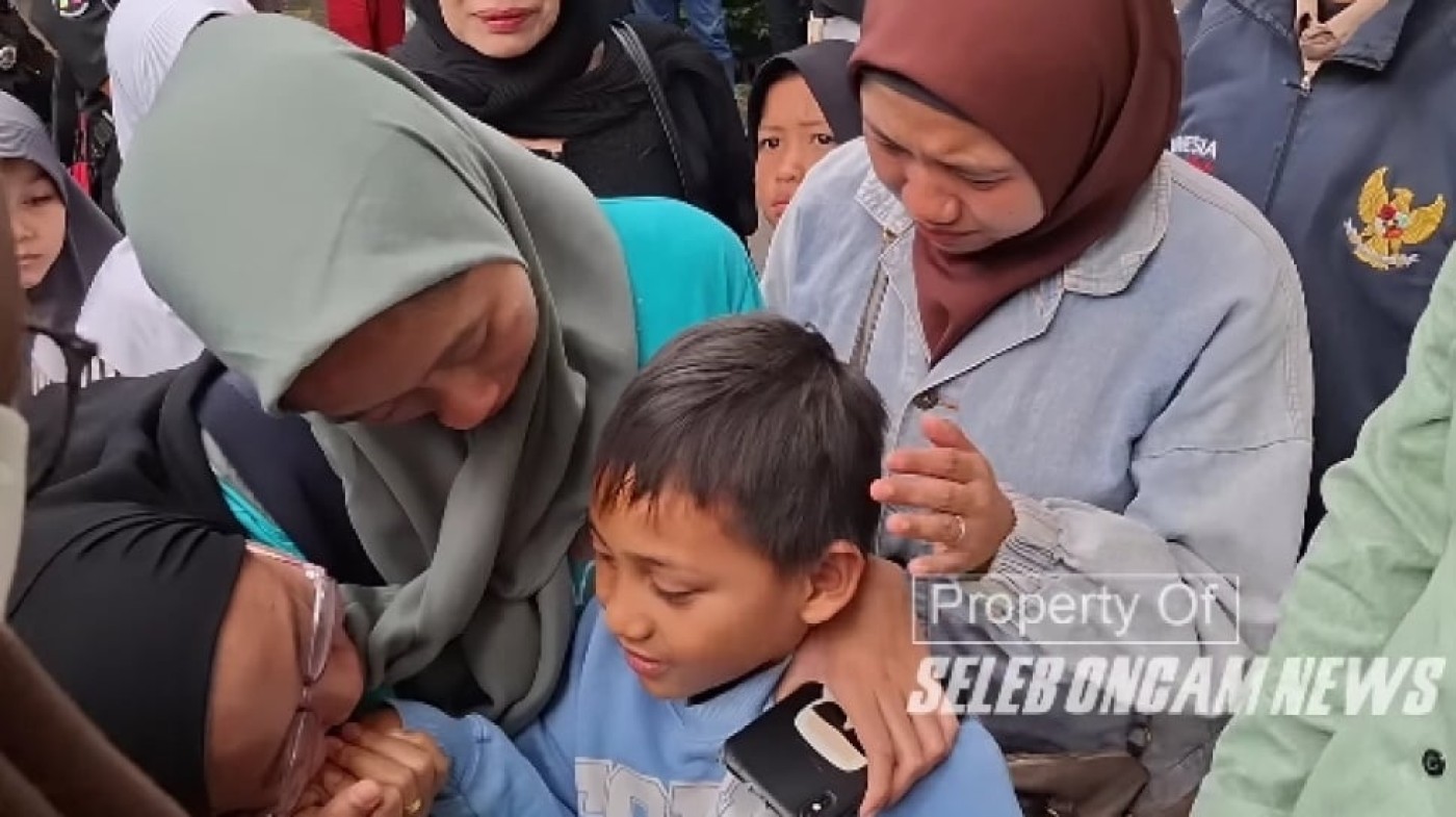 Momen Pilu Putra Mpok Alpa Dikuatkan Guru di Rumah Duka: Semangat Sekolah!
