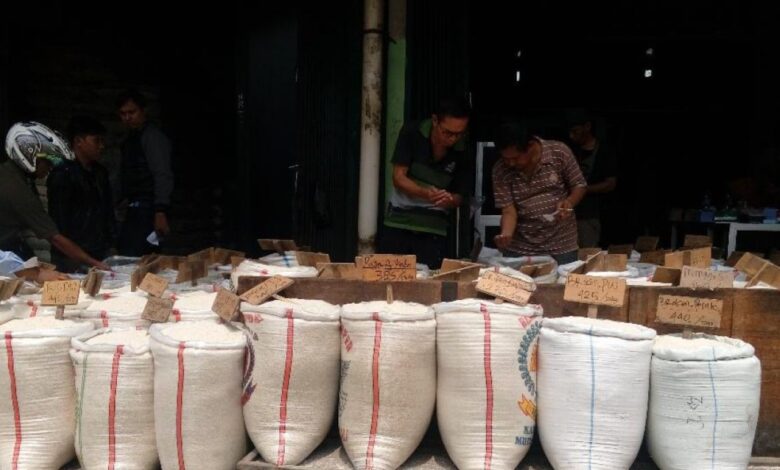 Omzet Pedagang Beras di Pasar Induk Cipinang Anjlok Hingga 50 Persen