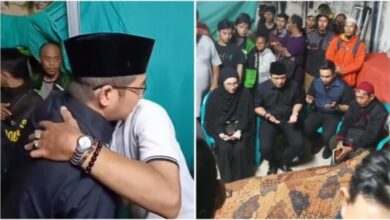 Pasha Ungu Melayat ke Rumah Duka Ojol Affan Kurniawan, Hiasi Banjir Air Mata