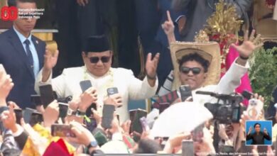 Pecah! Prabowo dan Seskab Teddy Goyang Pacu Jalur di Istana Negara