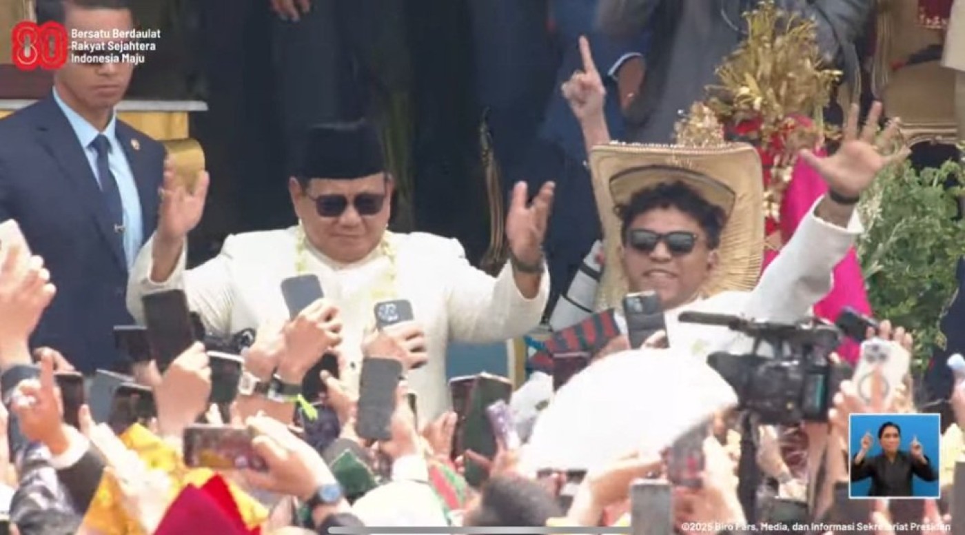 Pecah! Prabowo dan Seskab Teddy Goyang Pacu Jalur di Istana Negara